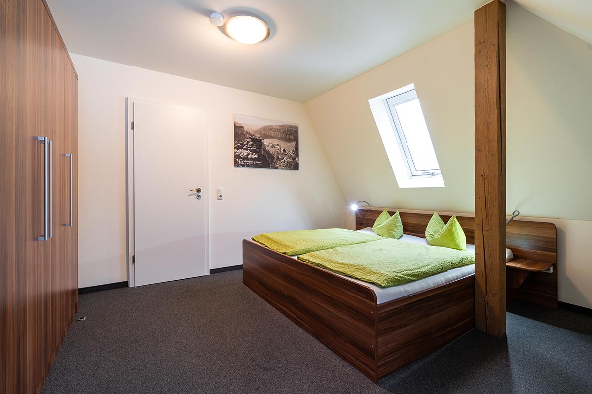 Ferienwohnungen Felswelten in Rosenthal-Bielatal - "Daxenstein" - Schlafzimmer mit Doppelbett und Schrank
